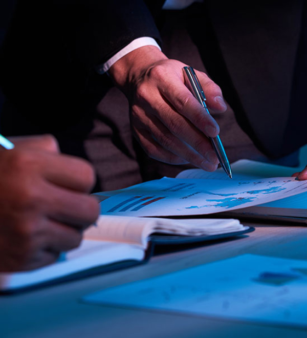 Funcionarios públicos participando en programas de gestión y políticas públicas en la UCV.